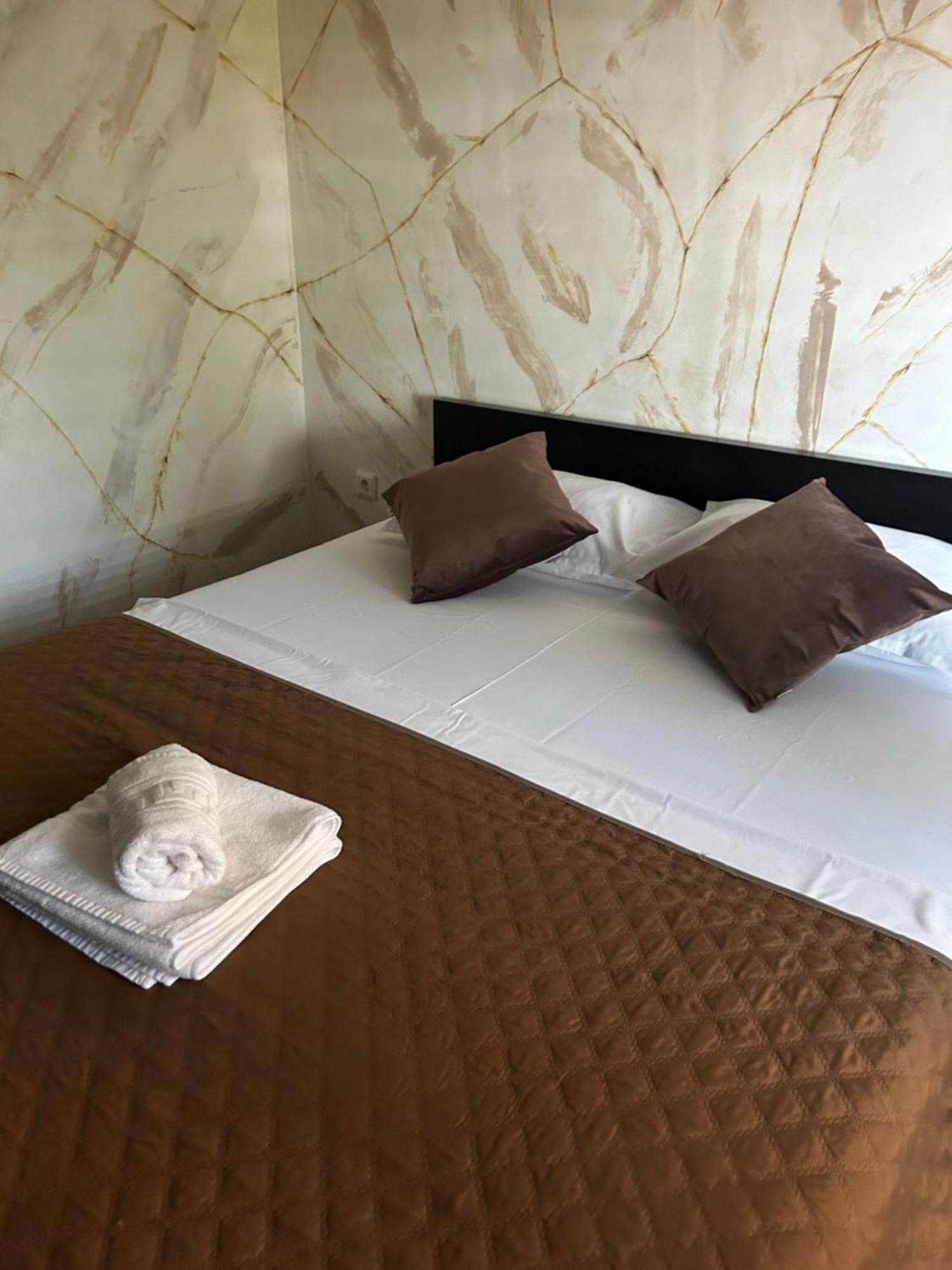 Guest House Тыргу-Жиу Экстерьер фото