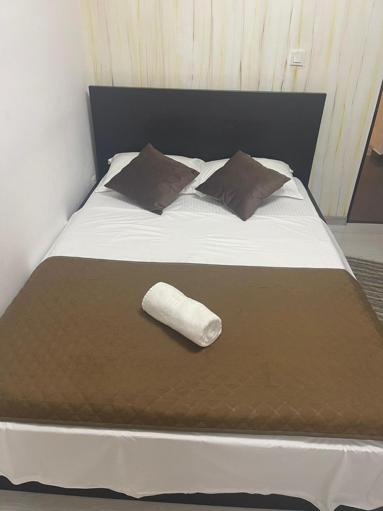 Guest House Тыргу-Жиу Экстерьер фото